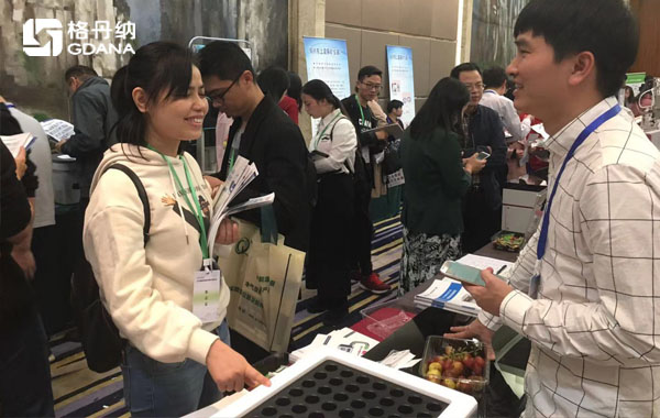 格丹納工程師現(xiàn)場(chǎng)與用戶、專(zhuān)業(yè)人士進(jìn)行交流